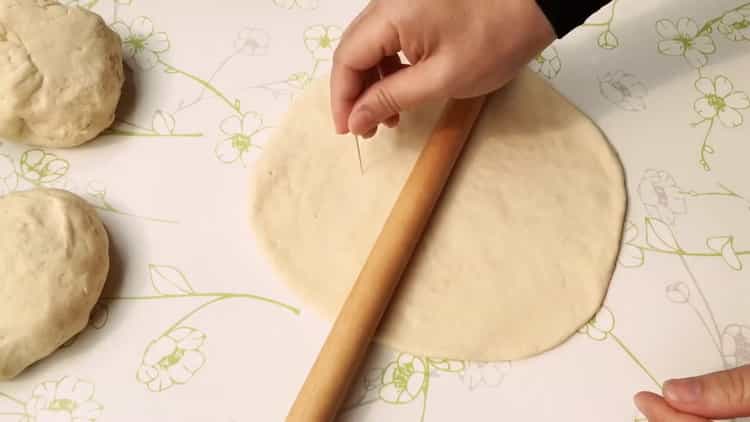 Upang makagawa ng khachapuri, maghanda ng isang rolling pin