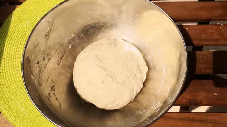 Masahin ang masa upang makagawa ng khachapuri