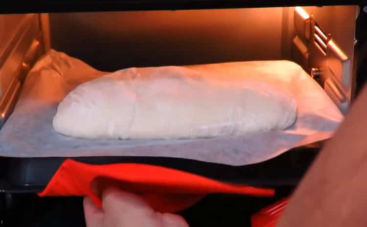 Painitin ang oven upang makagawa ng tinapay na ciabatta