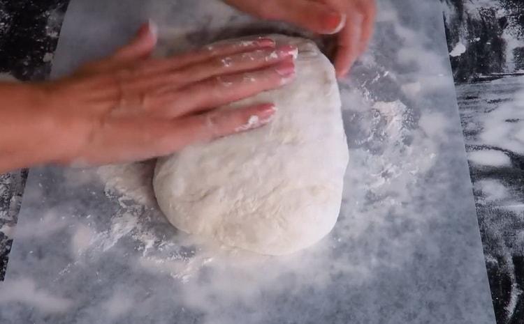 Pagputol ng masa upang makagawa ng tinapay na ciabatta