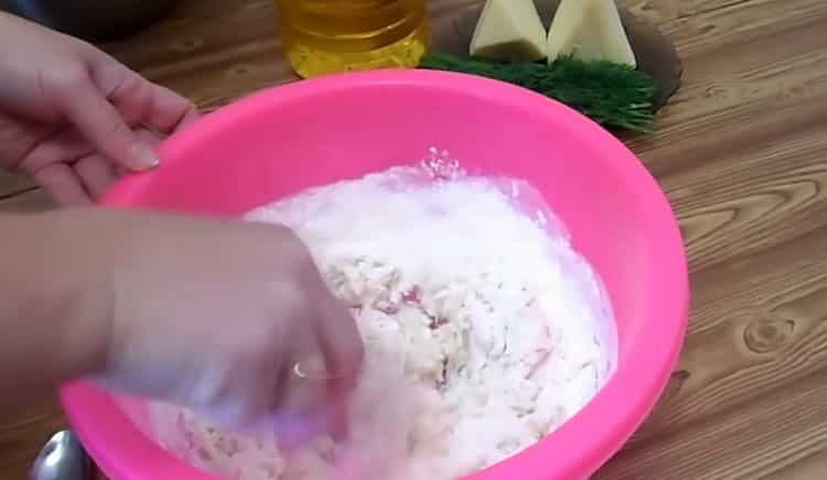 Para sa paghahanda ng pasties na may keso. ihanda ang mga sangkap