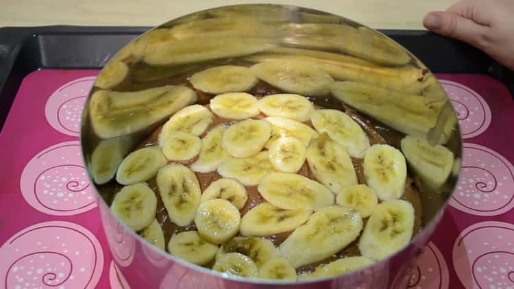 Upang makagawa ng isang keyk na banana banana, ilagay ang saging sa kuwarta