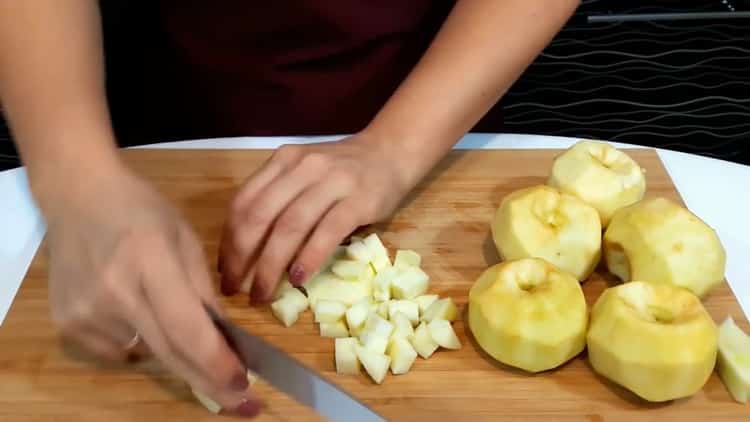 Upang maghanda ng puff pastry strudel, ihanda ang mga sangkap