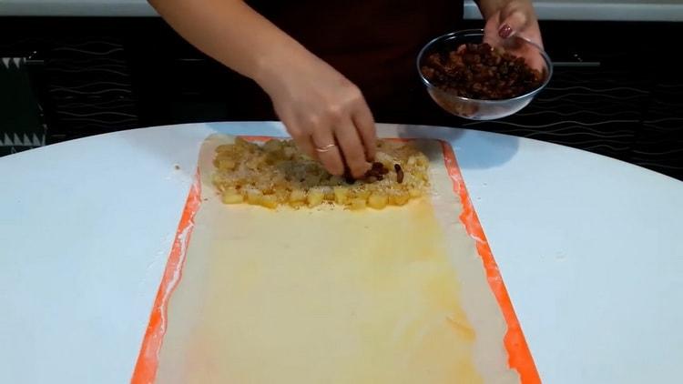 Upang ihanda ang puff pastry strudel, ilagay ang pagpuno sa kuwarta