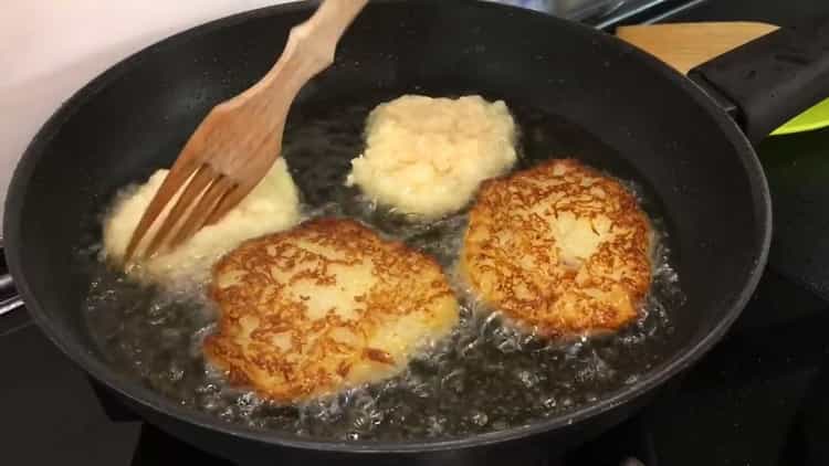 Magprito ng patatas upang makagawa ng mga pancake ng patatas