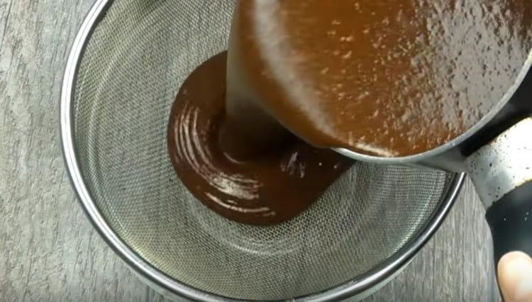 salain ang mousse sa pamamagitan ng isang strainer.