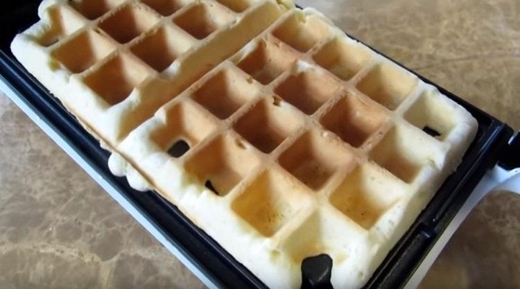 Tulad ng nakikita mo, ang mga waffle ng Belgian ayon sa recipe na ito para sa isang de-kuryenteng bakal na bakal ay madaling ihanda.