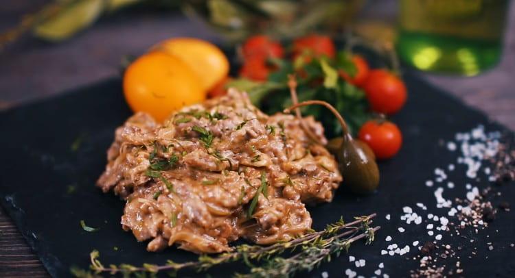 Kaya nagluto kami ng beef stroganoff na may karne ng baka at cream ayon sa klasikong recipe.