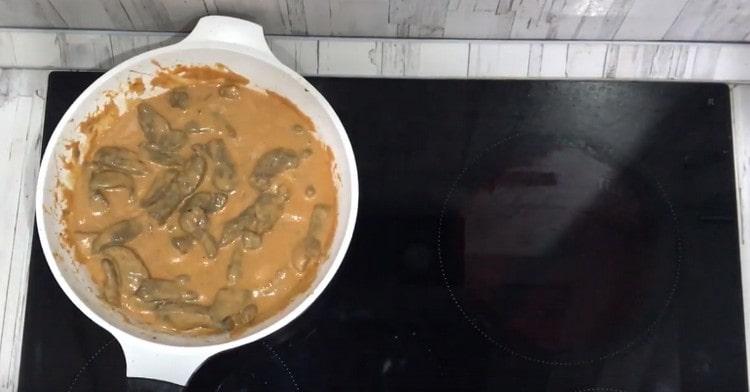 nananatili itong paghaluin ang mga produkto, at ang stroganoff ng baka mula sa atay ay handa na.