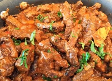 Nagluto kami ng beef stroganoff mula sa atay ng baka na may kulay-gatas ayon sa isang sunud-sunod na recipe na may isang larawan.