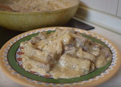 Pagluluto ng klasikong karne ng baka na stroganoff na may kulay-gatas ayon sa recipe na may mga hakbang sa hakbang na larawan.