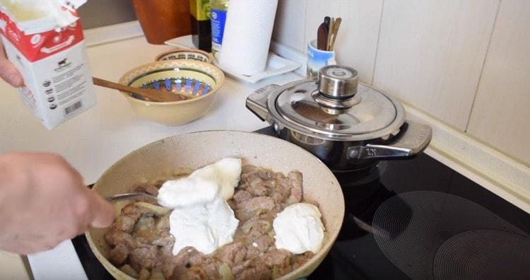 Magdagdag ng kulay-gatas at ikalat ito sa tuktok ng karne.