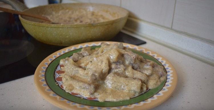 Ang klasikong beef stroganoff na may kulay-gatas ayon sa resipe na ito ay madaling ihanda, tulad ng nakikita mo.