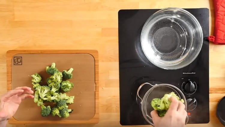 Nagpapadala kami ng mga inflorescences ng broccoli sa tubig na kumukulo.