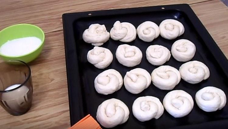 Ikalat ang nagresultang buns sa isang baking sheet.