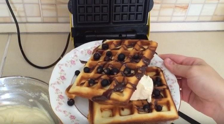 Tulad ng nakikita mo, ang paggawa ng mga waffle ng Vienna ayon sa recipe na ito para sa isang de-koryenteng bakal na waffle ay hindi sa lahat mahirap.