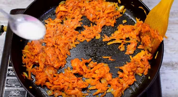 Magdagdag ng tomato paste, asin at asukal sa mga gulay sa kawali.