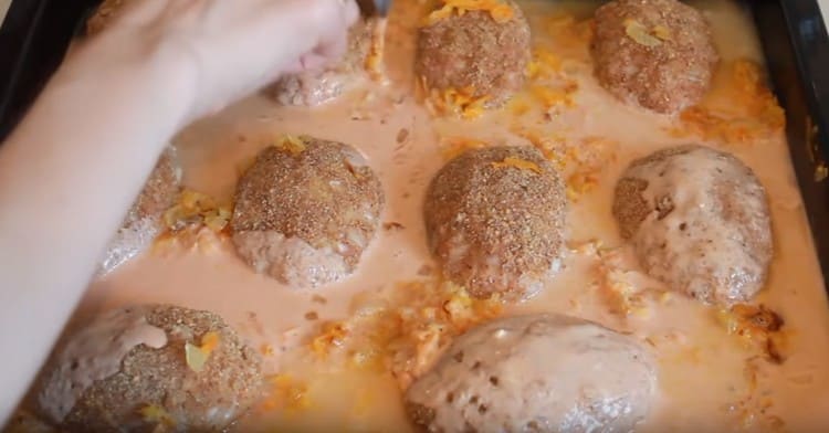 Ibuhos ang mga rolyo ng repolyo sa isang baking sheet na may sarsa.