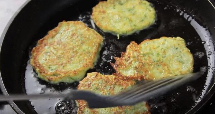 Fry pancakes mula sa zucchini sa magkabilang panig hanggang sa ginintuang.