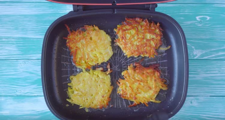 Fry potato pancakes sa magkabilang panig.