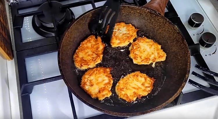 Fry potato pancakes sa magkabilang panig.