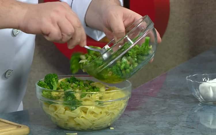 Paghaluin ang mga sangkap upang makagawa ng mga pansit.