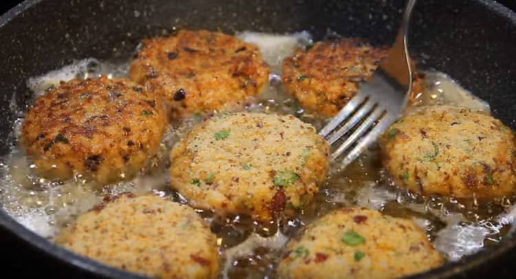 Fry cutlet sa langis ng gulay sa magkabilang panig.