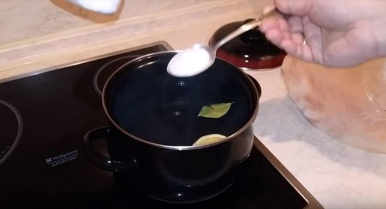 Magdagdag ng bay leaf, peppercorns, salt, at isang hiwa ng lemon sa tubig.