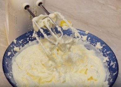 Inihahanda namin ang pinaka pinong cream para sa cream at mascarpone cake ayon sa isang sunud-sunod na recipe na may isang larawan.