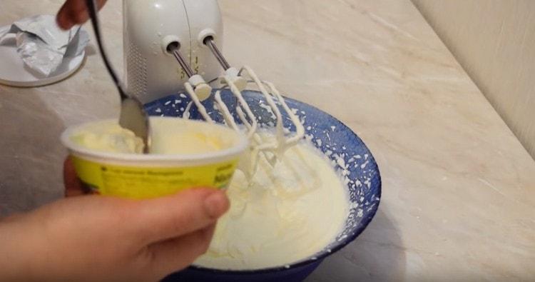 Para sa dalawang diskarte, ipinakilala namin ang mascarpone cheese sa whipped cream.