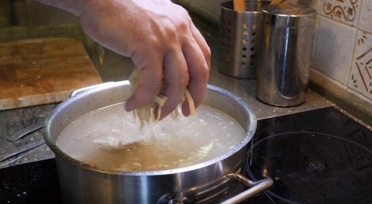 Kapag handa na ang mga gulay, ibalik ang karne sa sopas at idagdag ang mga pansit.