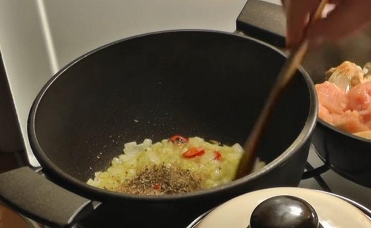 Magdagdag ng coriander sa sibuyas.