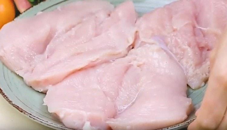 Gupitin ang fillet ng manok sa kalahati, ngunit hindi ganap na gupitin.