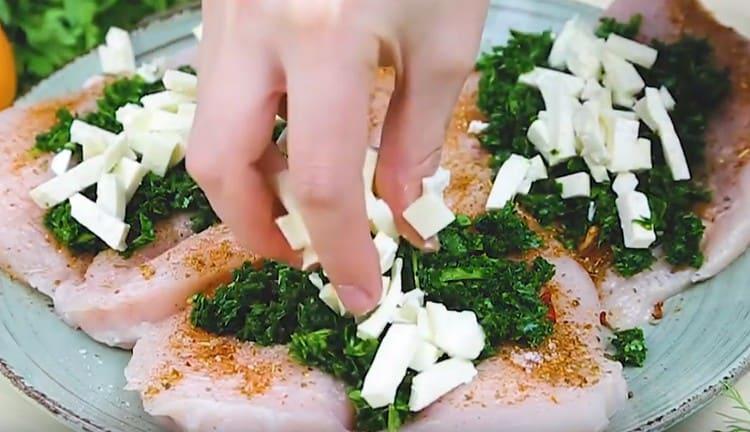 Ikalat ang tinadtad na spinach at feta cheese sa fillet ng manok.