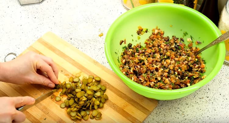 Kung ninanais, maaari ka ring magdagdag ng pinong tinadtad na adobo na mga pipino sa pagpuno.