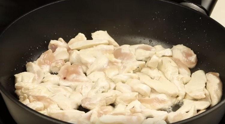 Fry ang fillet ng manok hanggang sa ginintuang kayumanggi.