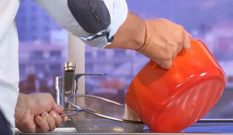 Itapon ang lutong pansit sa isang colander.