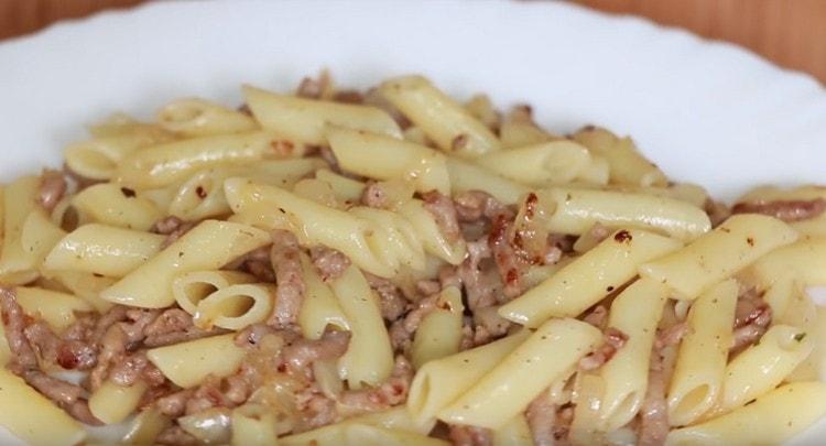 Kaya nagluto kami ng pasta ayon sa recipe ng naval na may tinadtad na karne.