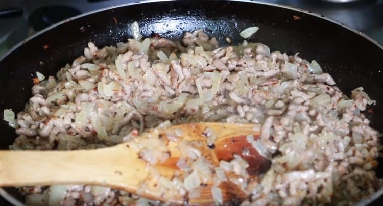 Fry minced meat na may mga sibuyas hanggang malambot.