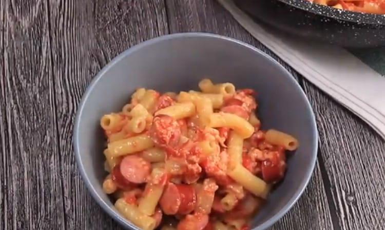 Ang kagiliw-giliw na recipe na ito ay makakatulong sa iyo na magluto ng masarap na pasta na may mga sausage.