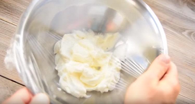 Ipinapadala namin ang whipped cream sa ref, tinatakpan ang lalagyan na may cling film.