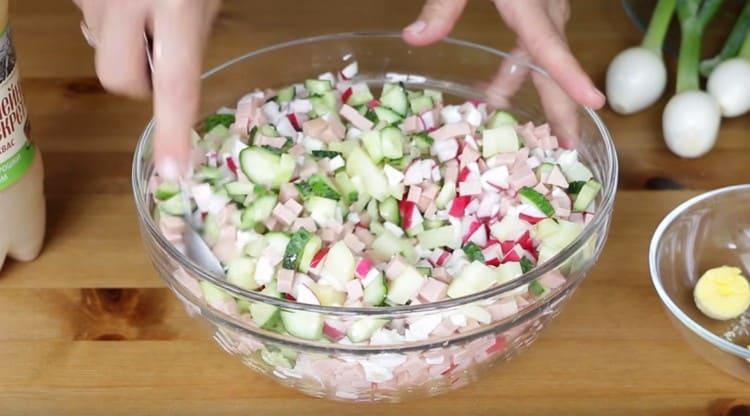 Hinahalo namin ang mga sangkap ng ulam at inilagay sa ref.