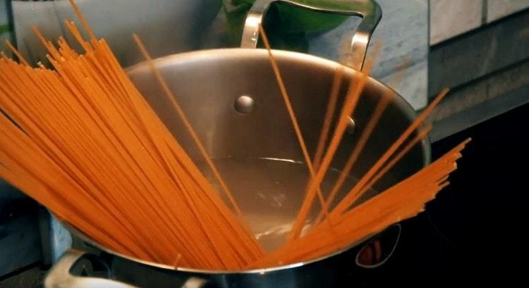 Inilalagay namin ang spaghetti upang lutuin.