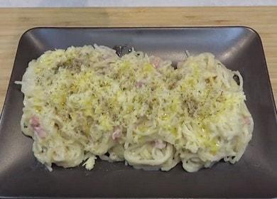 Pag-aplay ng pasta na may bacon sa isang creamy sauce: niluto ayon sa recipe na may isang larawan.