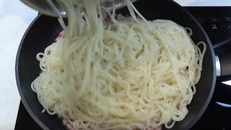 Kumalat kami halos handa na spaghetti sa kawali.