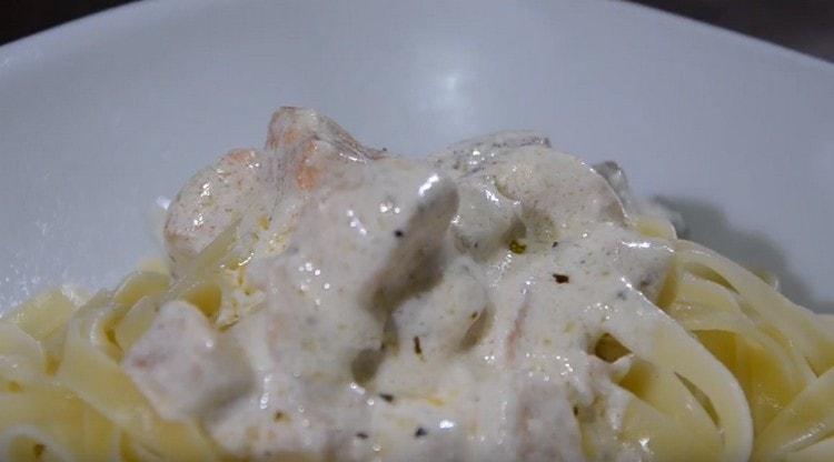 Ilagay ang pinakuluang pasta sa plato, idagdag ang isda sa sarsa.