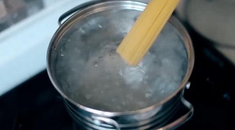 Upang lutuin ang pasta, pakuluan ang spaghetti