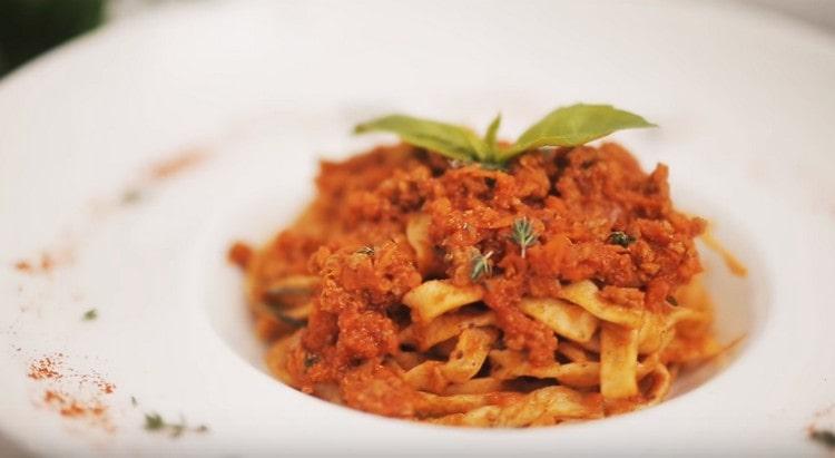 Fettuccine na may sarsa ng bolognese na handa nang ihain.