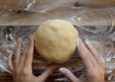 Naghahanda kami ng mabilis na shortcrust pastry sa kulay-gatas ayon sa isang sunud-sunod na recipe na may isang larawan.