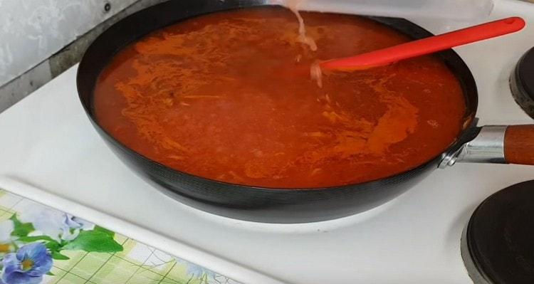 Magdagdag ng tomato juice sa natitirang dressing.